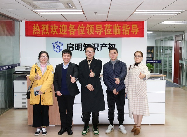 溫州商會新生代聯(lián)合會會長周玲衛(wèi)、秘書長姜皓等一行蒞臨公司考察交流