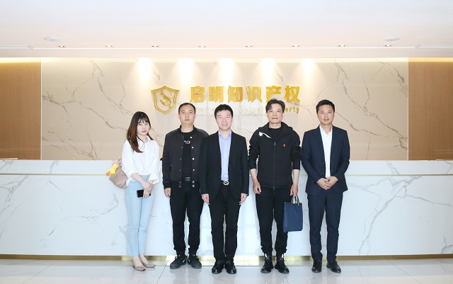 嘉興市市場監(jiān)管局知識產(chǎn)權發(fā)展處潘黃榮副處長帶隊蒞臨我司指導品牌服務指導站申報工作